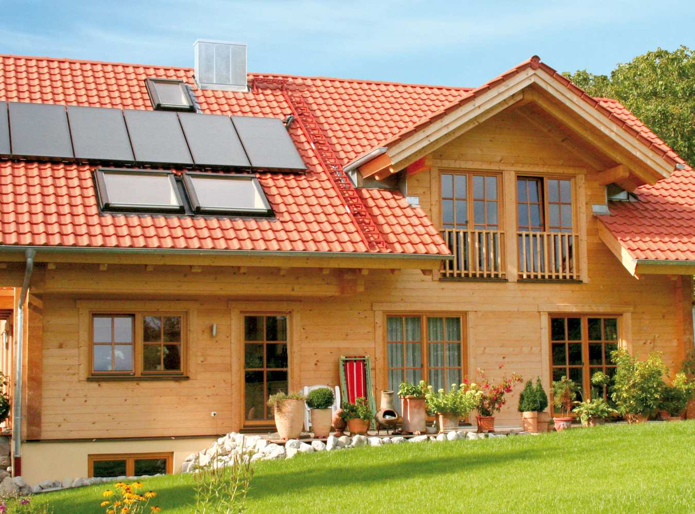 Helles Holzhaus mit Garten 