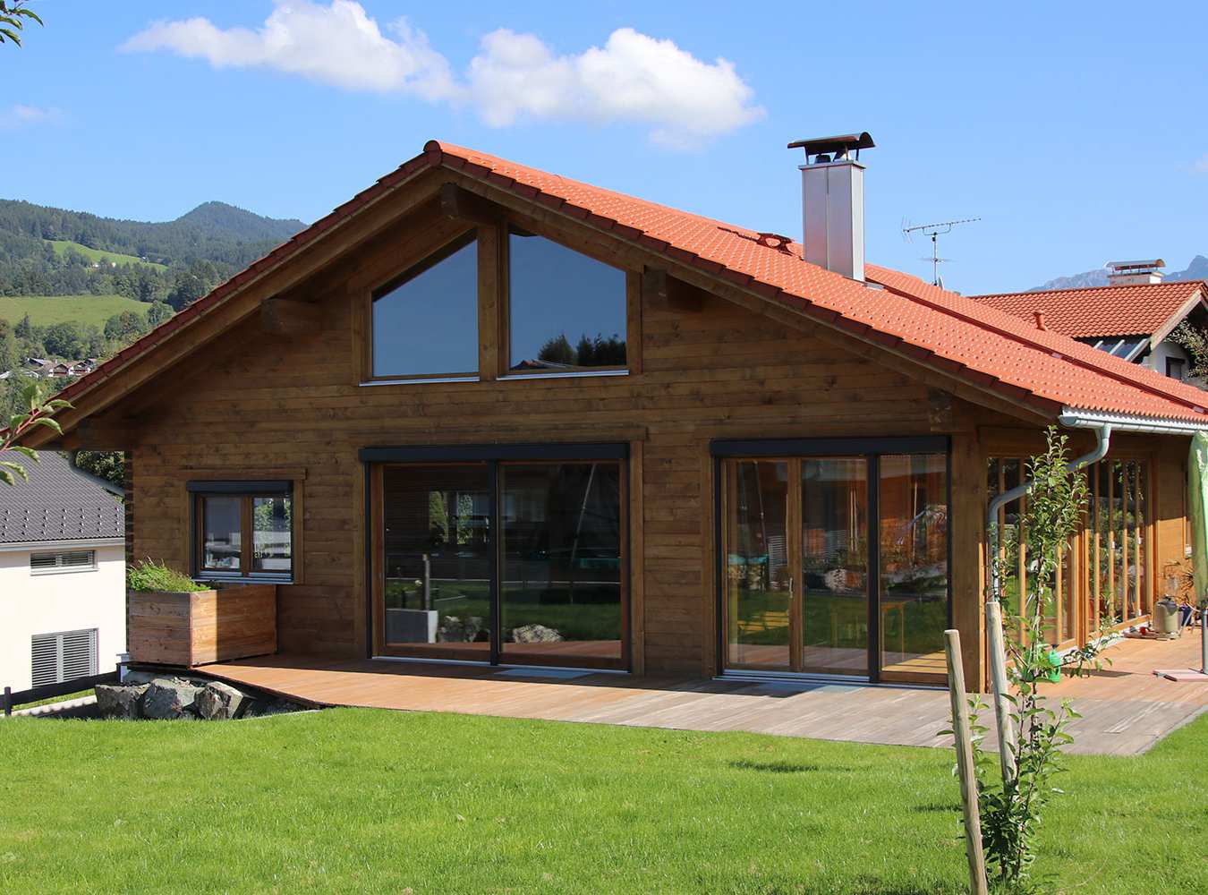 Holzhaus mit Fensterfront