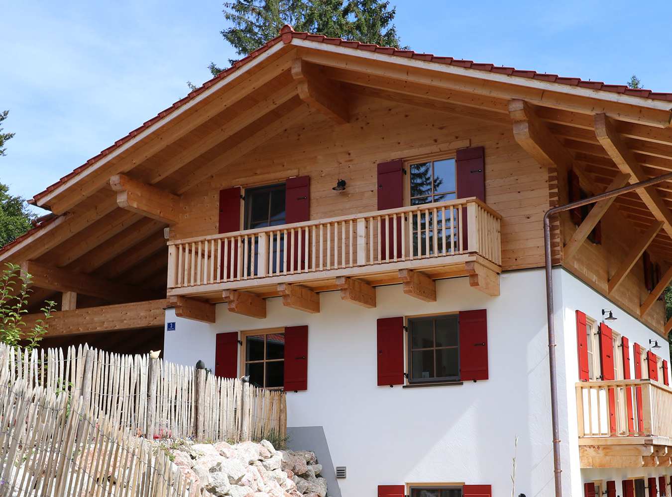 Aufgestocktes Haus mit Holzausbau