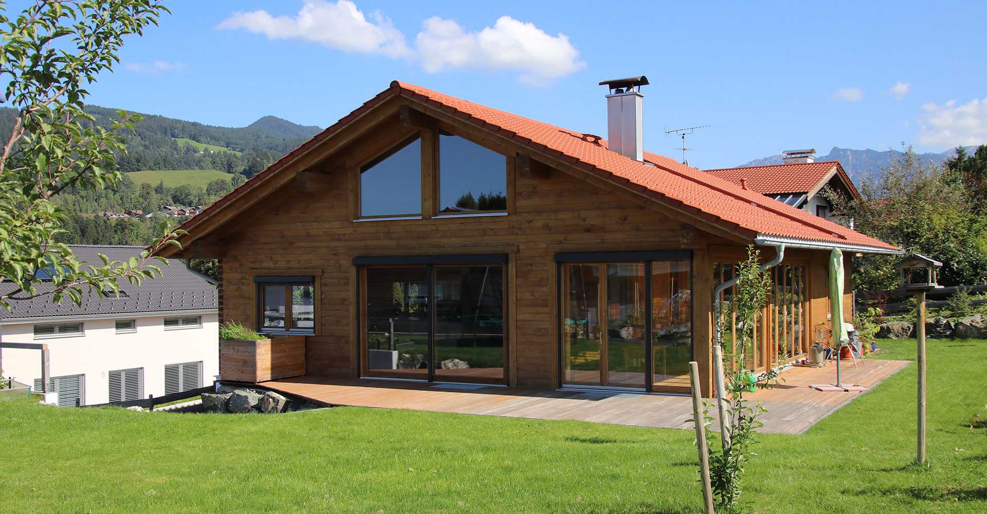 Holzhaus mit Fensterfront
