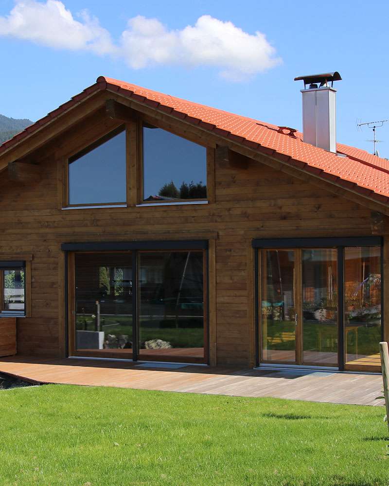 Holzhaus mit Fensterfront
