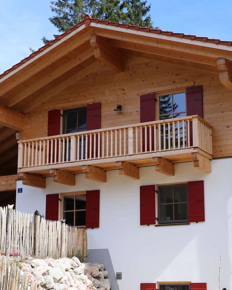 Aufgestocktes Haus mit Holzausbau