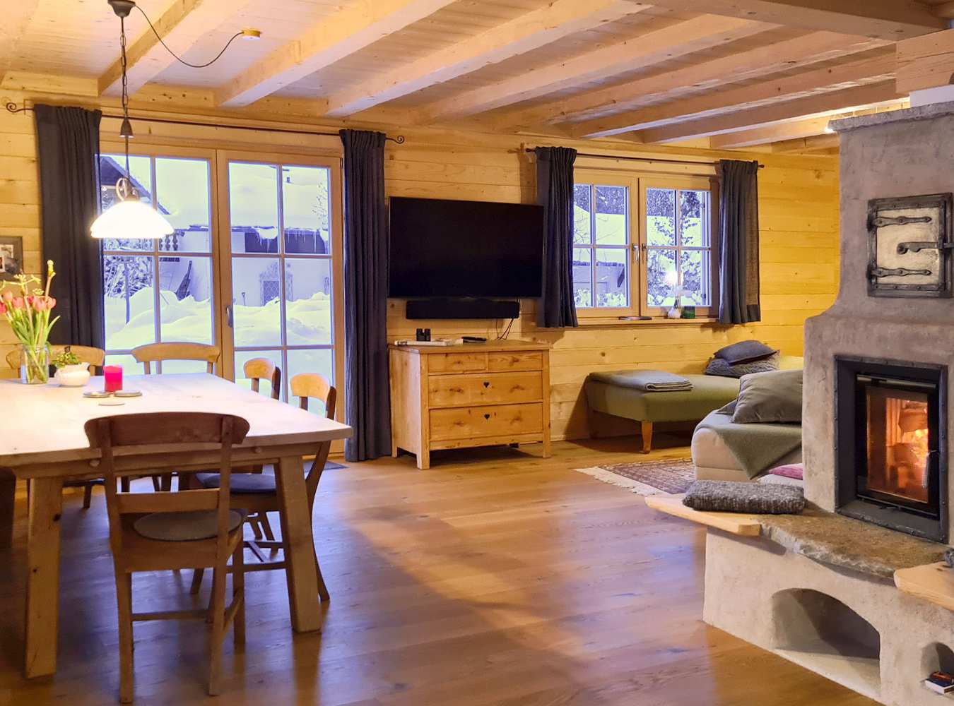 Innenaufnahme eine Holzhauses im Wohnzimmer mit Kachelofen