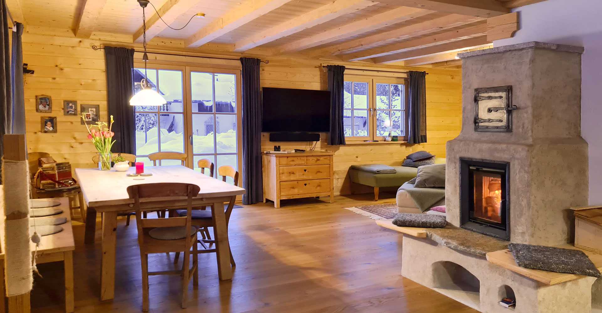 Innenaufnahme eine Holzhauses im Wohnzimmer mit Kachelofen