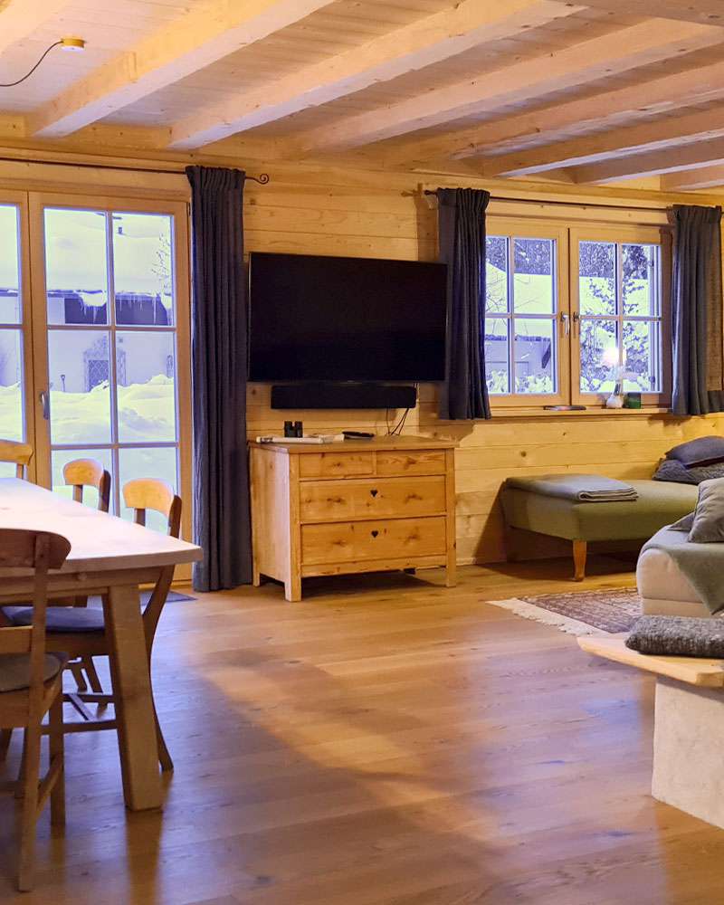 Innenaufnahme eine Holzhauses im Wohnzimmer mit Kachelofen