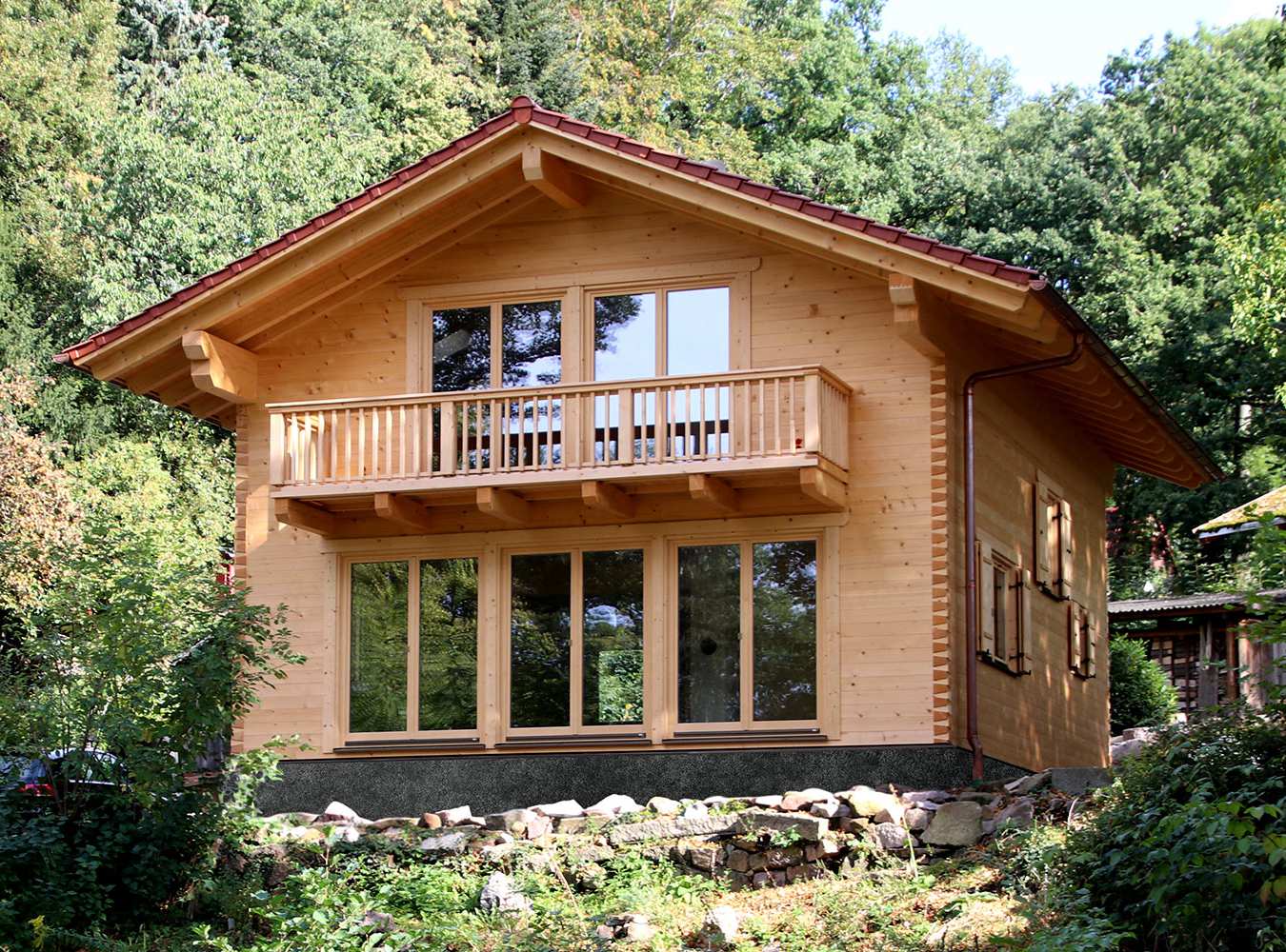 Holzhaus mit Glasfront und Balkon 