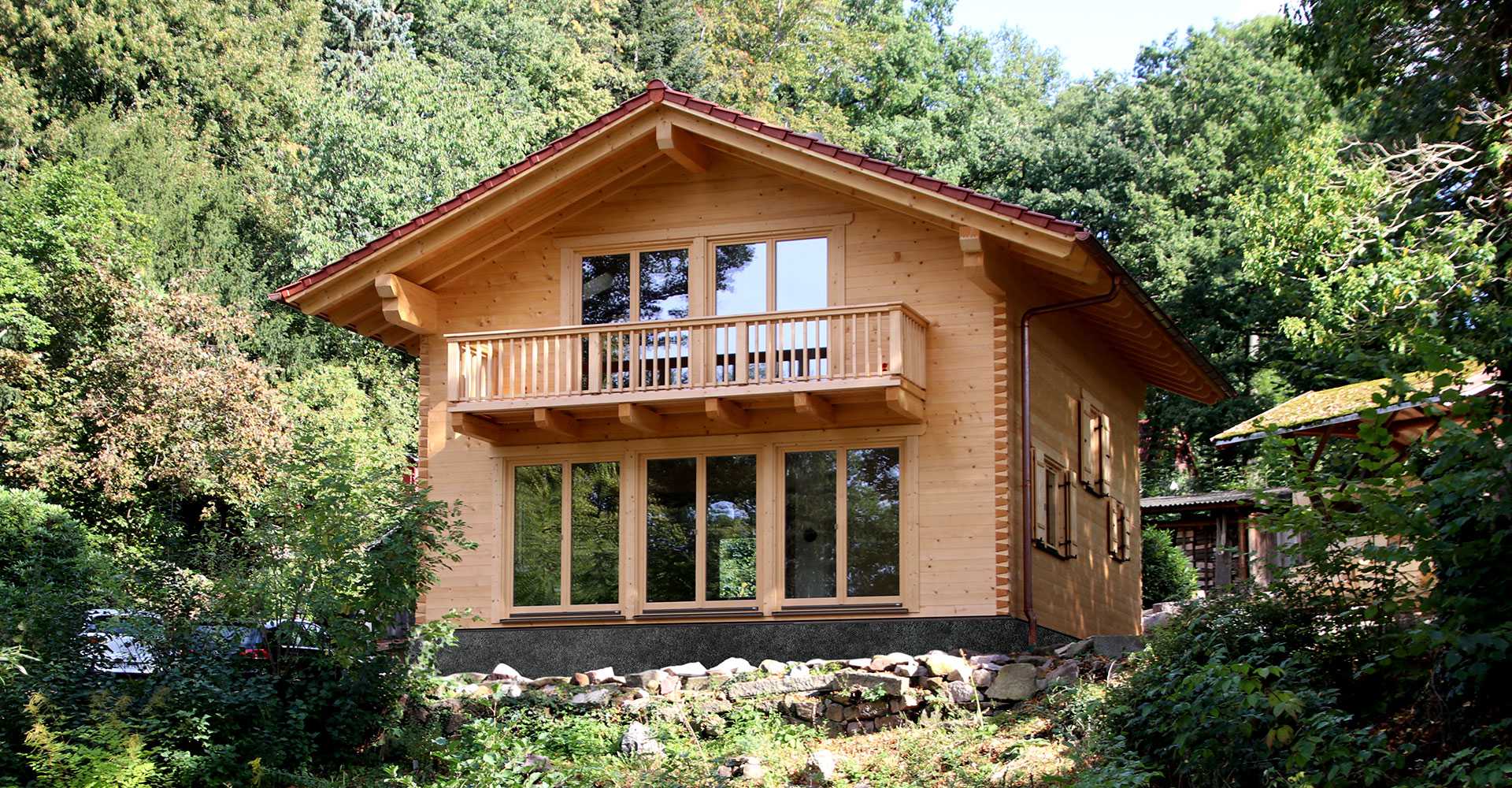 Holzhaus mit Glasfront und Balkon 