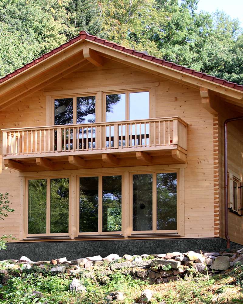 Holzhaus mit Glasfront und Balkon 
